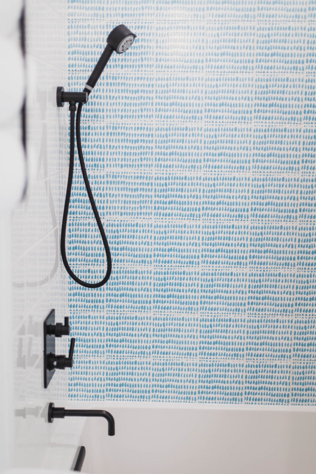 blue-and-white-shower-tile-interior-design