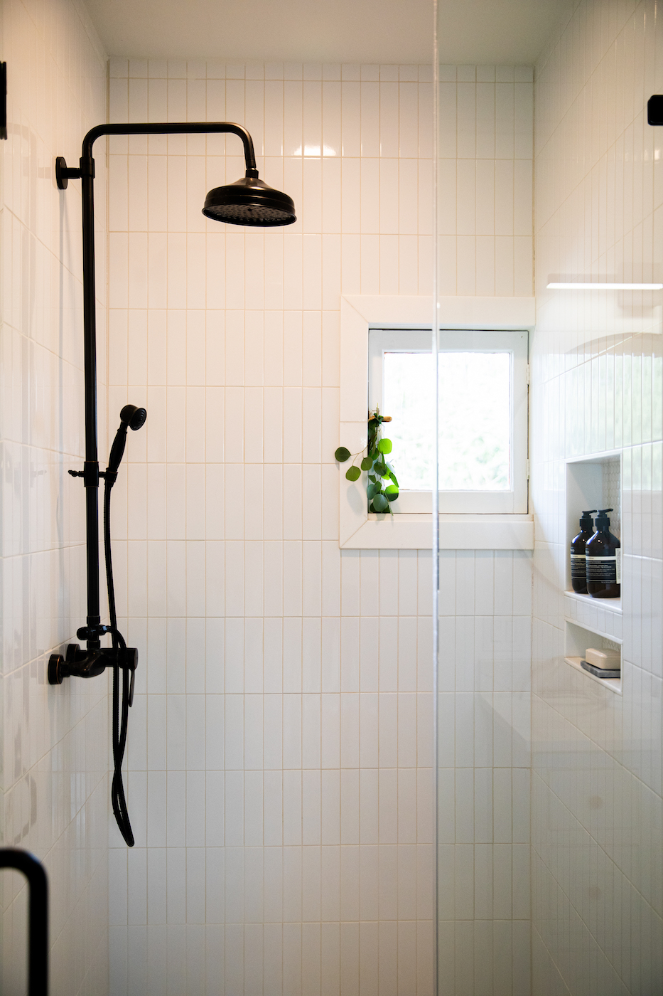 shower-design-white-tile-black-showerhead