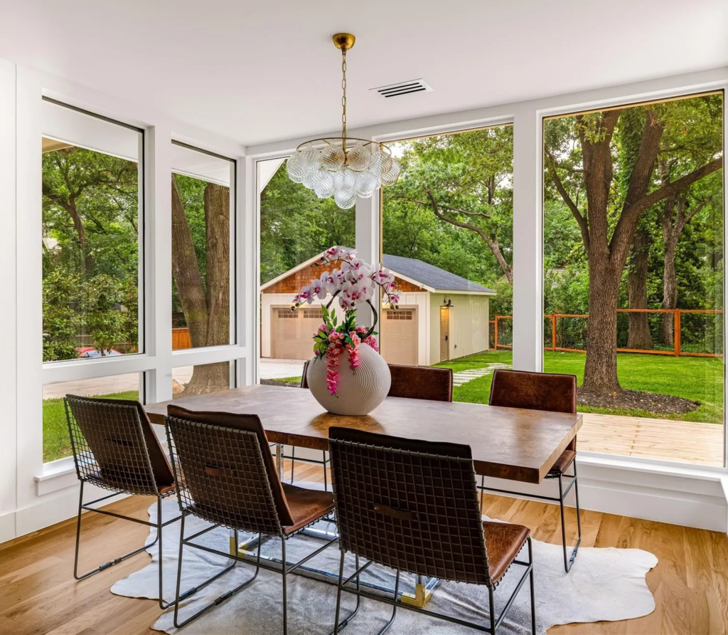 Airy Moden Dining Room